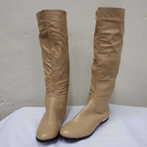 New pair of Launch boots - Size : 7 ( One has a pen mark on it )
