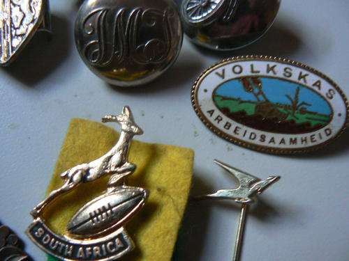 THIS BARGAIN DO NOT MISS OUT ON VINTAGE BADGES   EXELLENT
