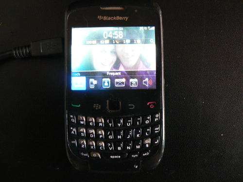 WOW BLACK BERRY 9300 VERY GOOD CONDITION LOCAL