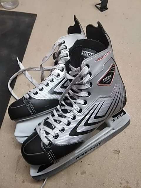ICE Hockey Skates CCM 2.0 AGILITY Tacks - Used