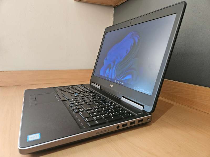 MONSTER LAPTOP*Dell precision 7520*i7-6820hq*16GB DDR4*256 GB SSD*EXPANDABLE RAM & STORAGE SLOTS