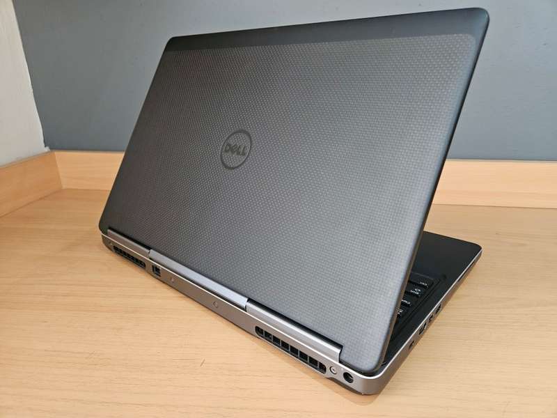 MONSTER LAPTOP*Dell precision 7520*i7-6820hq*16GB DDR4*256 GB SSD*EXPANDABLE RAM & STORAGE SLOTS