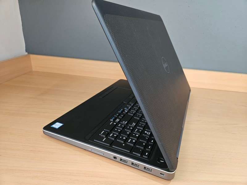 MONSTER LAPTOP*Dell precision 7520*i7-6820hq*16GB DDR4*256 GB SSD*EXPANDABLE RAM & STORAGE SLOTS