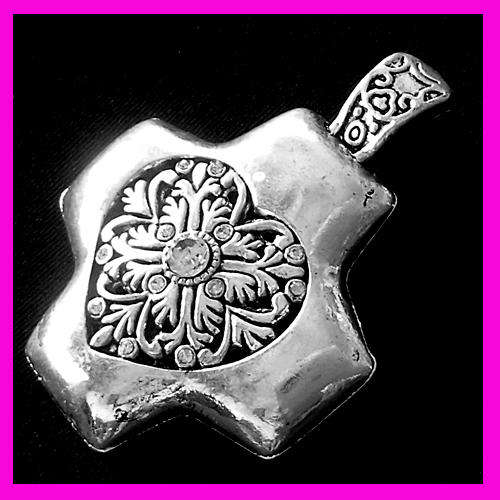 **LATE ENTRY**Goregous !!! Floral Design Silver Pendant