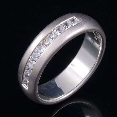 UNIQUE !!! Spectacular Simulated Diamond White CZ RING Size 8 ( Q )