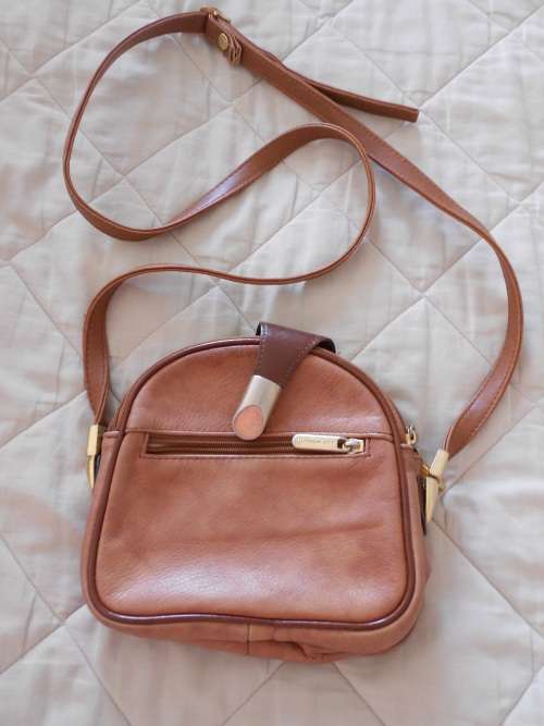 Lovely 1980's Vintage (Valentino di Paolo, Italian Made) Genuine Leather Sling/Crossbody Bag