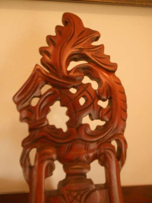Beautifully Carved Wooden TABLE EASEL (39cm H) VG Condition