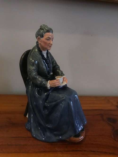 Royal Doulton Figurine "The Cup of Tea" : HN 2322 : Excellent Condition
