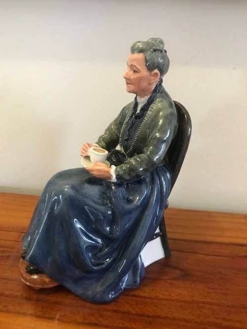 Royal Doulton Figurine "The Cup of Tea" : HN 2322 : Excellent Condition