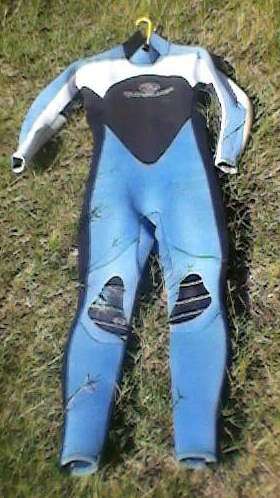 QUICKSILVER WETSUIT FOR ADULT RIGHT KNEE IS FRAYED
