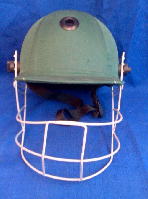 B&S CRICKET HELMET S