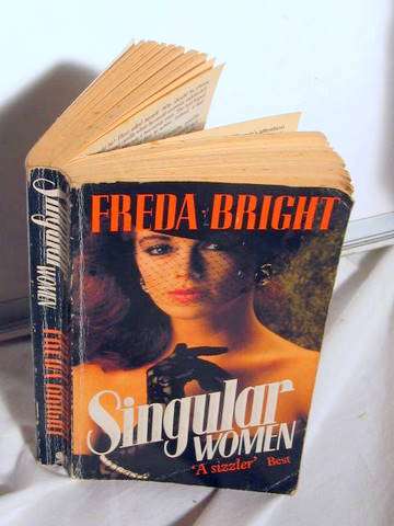 SINGULAR WOMEN. FREDA BRIGHT SOFTCOVER