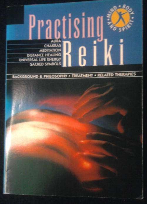 PRACTISING REIKI  SOFTCOVER