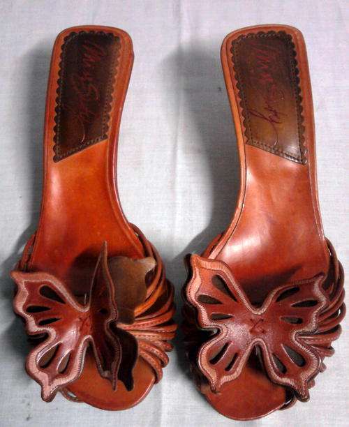 SIZE 6 SMALL LOW HEEL SANDAL