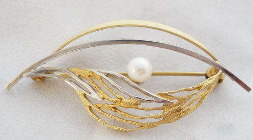 8K Yellow & White Gold Pearl Brooch
