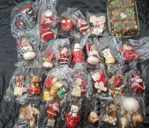 CHRISTMAS TREE DECORATIONS VANTAGE JUST NEED A BIG CHRISMAS TREE AND LIGHTS IN GREAT CONDITION