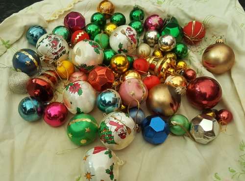 CHRISTMAS TREE DECORATIONS VANTAGE JUST NEED A BIG CHRISMAS TREE AND LIGHTS IN GREAT CONDITION