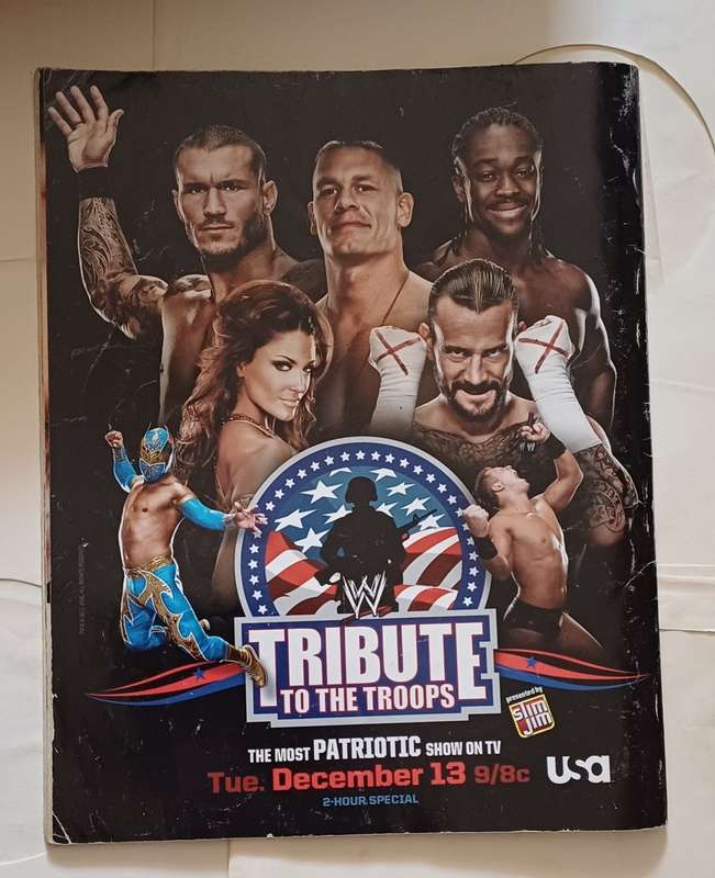 WWE MAGAZINE - HOLIDAY 2011