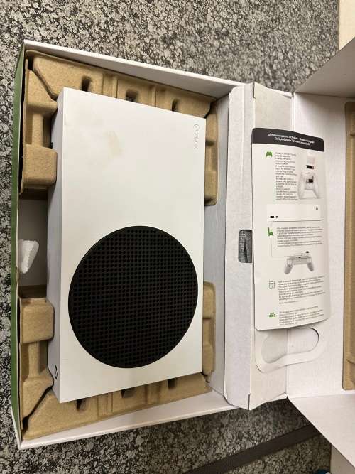 Xbox Series S 500GB with 1 controller (Excellent condition)