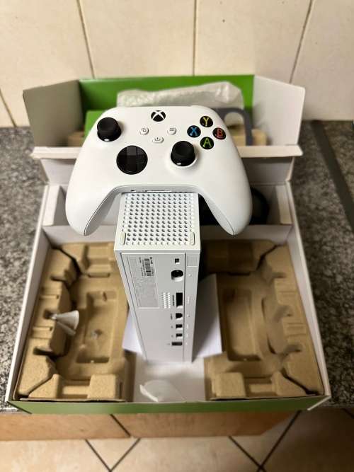 Xbox Series S 500GB with 1 controller (Excellent condition)