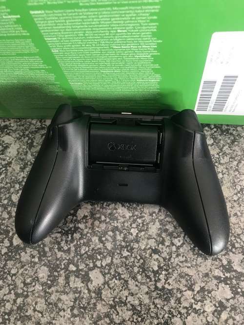 XBOX Series X 1TB 1controller with charge and play kit