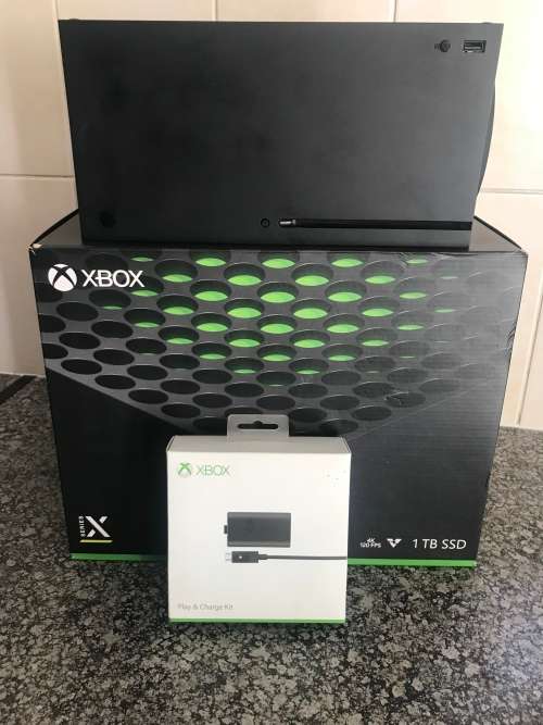 XBOX Series X 1TB 1controller with charge and play kit