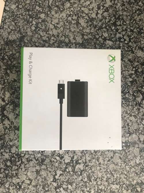 XBOX Series X 1TB 1controller with charge and play kit