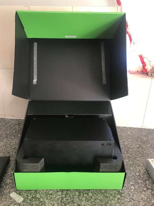 XBOX Series X 1TB 1controller with charge and play kit