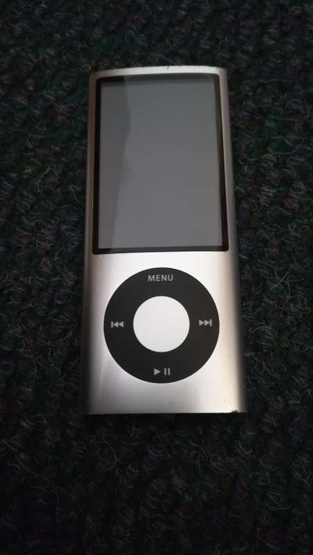 *** APPLE iPOD NANO *** 8 GB ** 5TH GENERATION *** SILVER *** BOXED ***