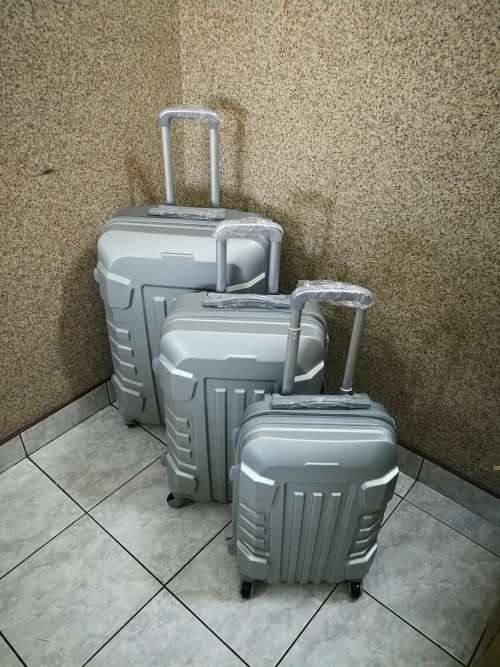 Set of 3 Lightweight Travel Luggage Bags - Universal Wheels -