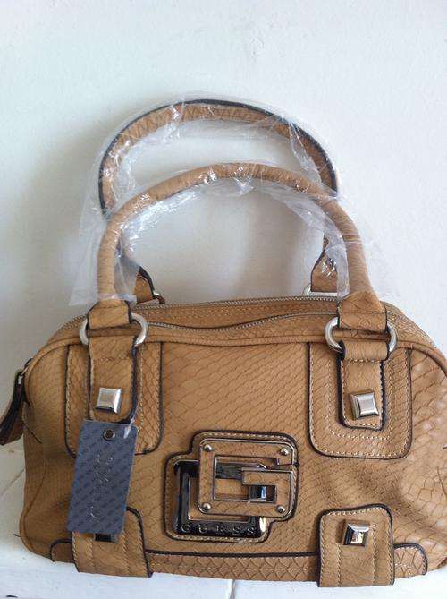 ***BRAND NEW** GUESS HAND BAG***BEAUTIFUL AND LOVELY STYLE****