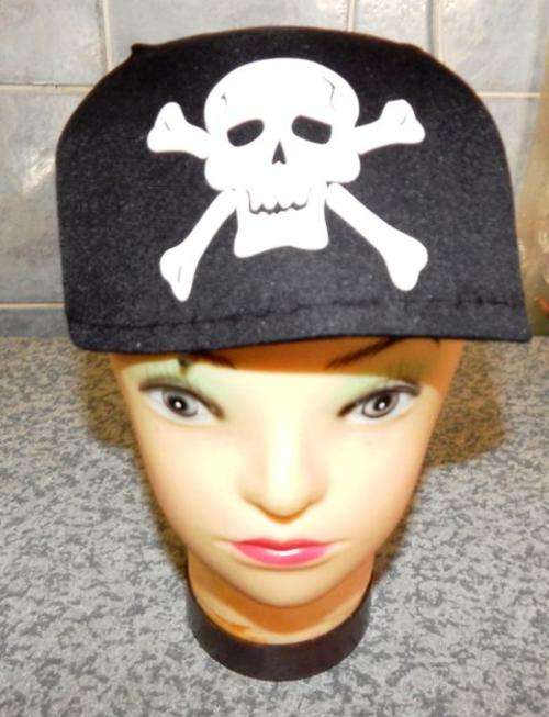Pirates hat - R65 postage