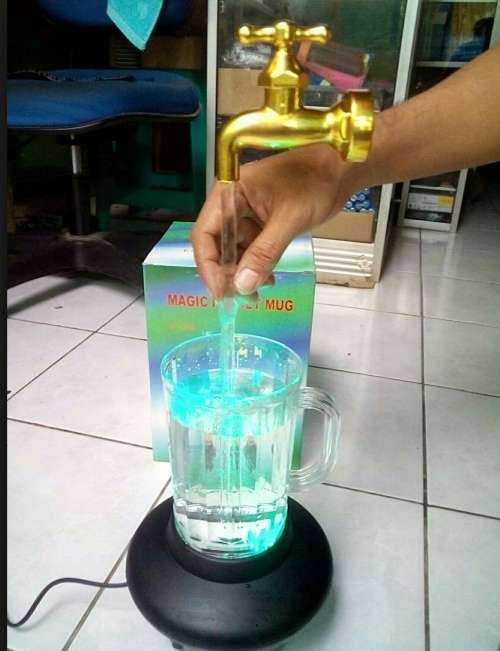LED MAGIC FAUCET MUG COLORFUL WATER FLOATING FOUNTAIN