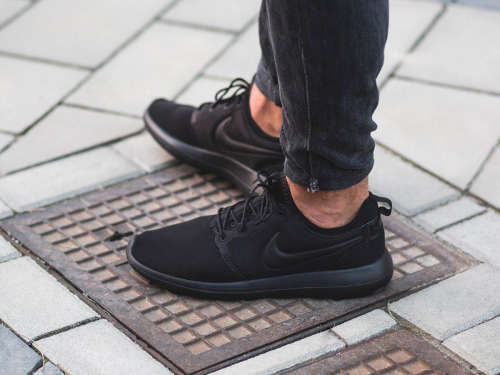 Original Mens NIKE ROSHE TWO 844656 001 Black Size UK 11 (SA 11)