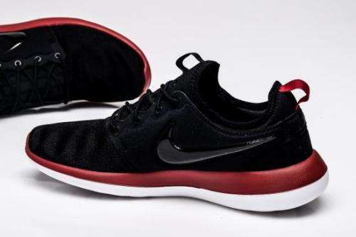 Original Mens NIKE ROSHE TWO Black/Black Gym Red 844656 005 Size UK 9 (SA 9)