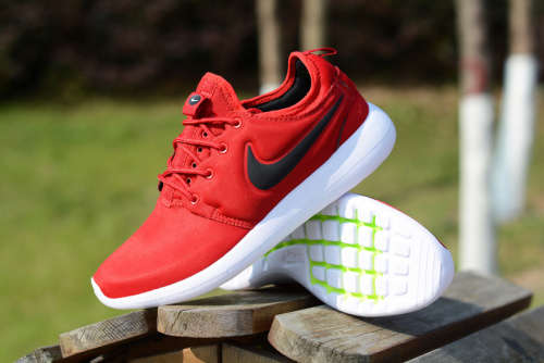 Original Mens NIKE ROSHE TWO GYM RED/ BLACK 844656 600 Size UK 9 (SA 9)