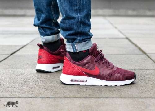 Original Mens NIKE Air Max TAVAS 705149 604 Night Maroon/ Gym Red Size UK 9.5 (SA 9.5)