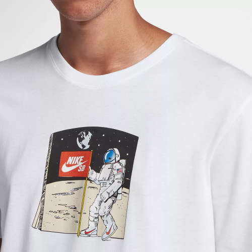 NIKE Men's Skateboarding Fake Moon Landing Astronaut SB White CI7609 100 Size Large