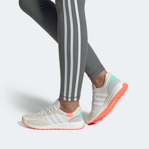 adidas Women's RETRORUN's Chalk White /Cloud White/Signal Coral EH1858 Size UK 7 (SA 7)