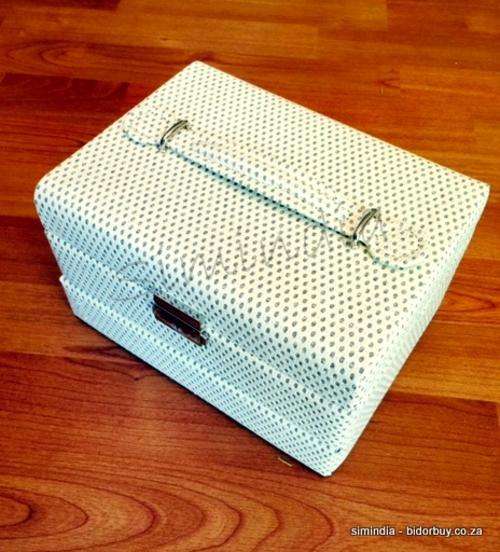 Perfect Wedding Gift Cream Bling Colour, Quality lockable Jewellery and Cosmetic Box