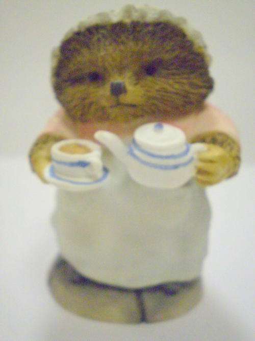 BEATRIX POTTER - MRS TIGGYWINKLE POURING TEA