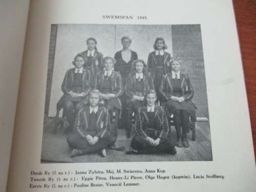 Kwarteeufees AFRIKAANSE HOER SEUNS- EN MEISIESKOLE 1945 Pretoria. Geteken onderwysers en matrieks