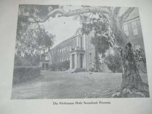 Kwarteeufees AFRIKAANSE HOER SEUNS- EN MEISIESKOLE 1945 Pretoria. Geteken onderwysers en matrieks