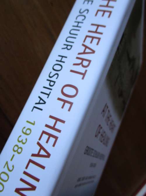 At The Heart of Healing - GROOTE SCHUUR HOSPITAL 1938-2008 - Anne Digby & Howard Phillips