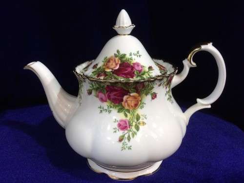 ROYAL ALBERT 'OLD COUNTRY ROSES' TEAPOT