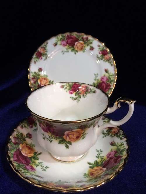 ROYAL ALBERT 'OLD COUNTRY ROSES' TRIO