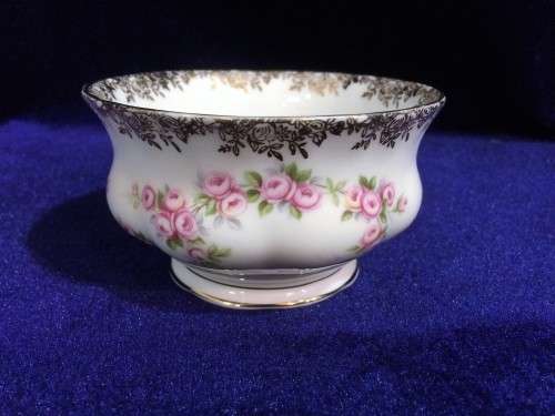 ROYAL ALBERT 'DIMITY ROSE' SUGAR BOWL