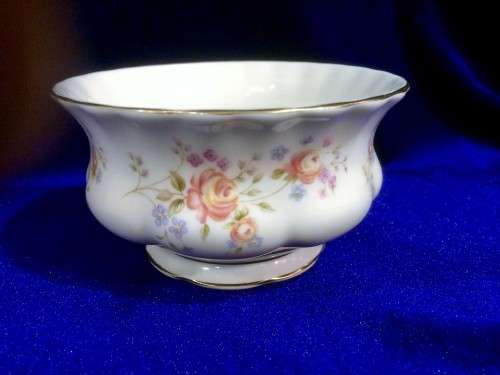 ROYAL ALBERT 'PEACH ROSE' SUGAR BOWL