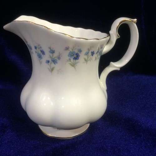 ROYAL ALBERT `MEMORY LANE` CREAMER