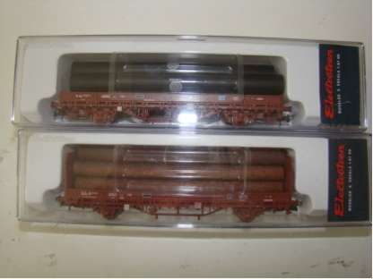 Electrotren 1570 and 1571 HO scale freight cars - one with logs and one with pipes